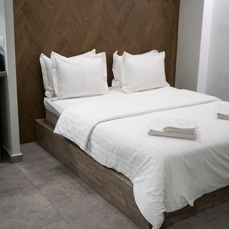 Rooster Suites Aten Exteriör bild