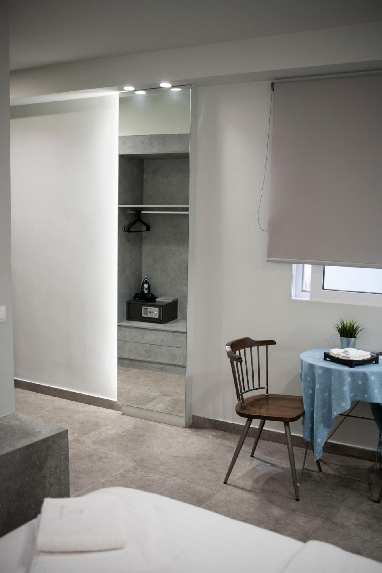 Rooster Suites Aten Exteriör bild