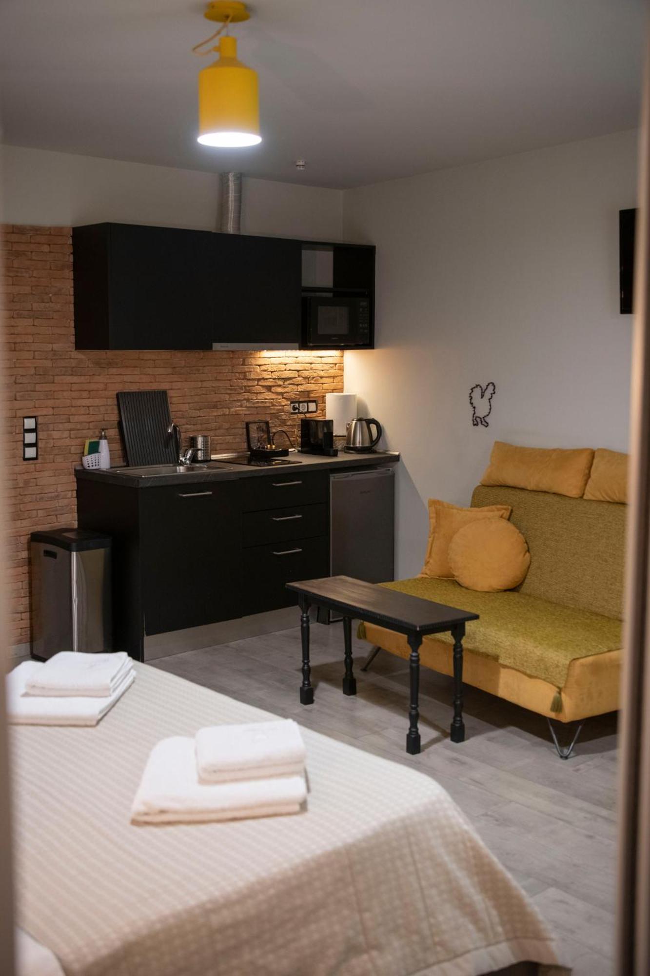Rooster Suites Aten Exteriör bild