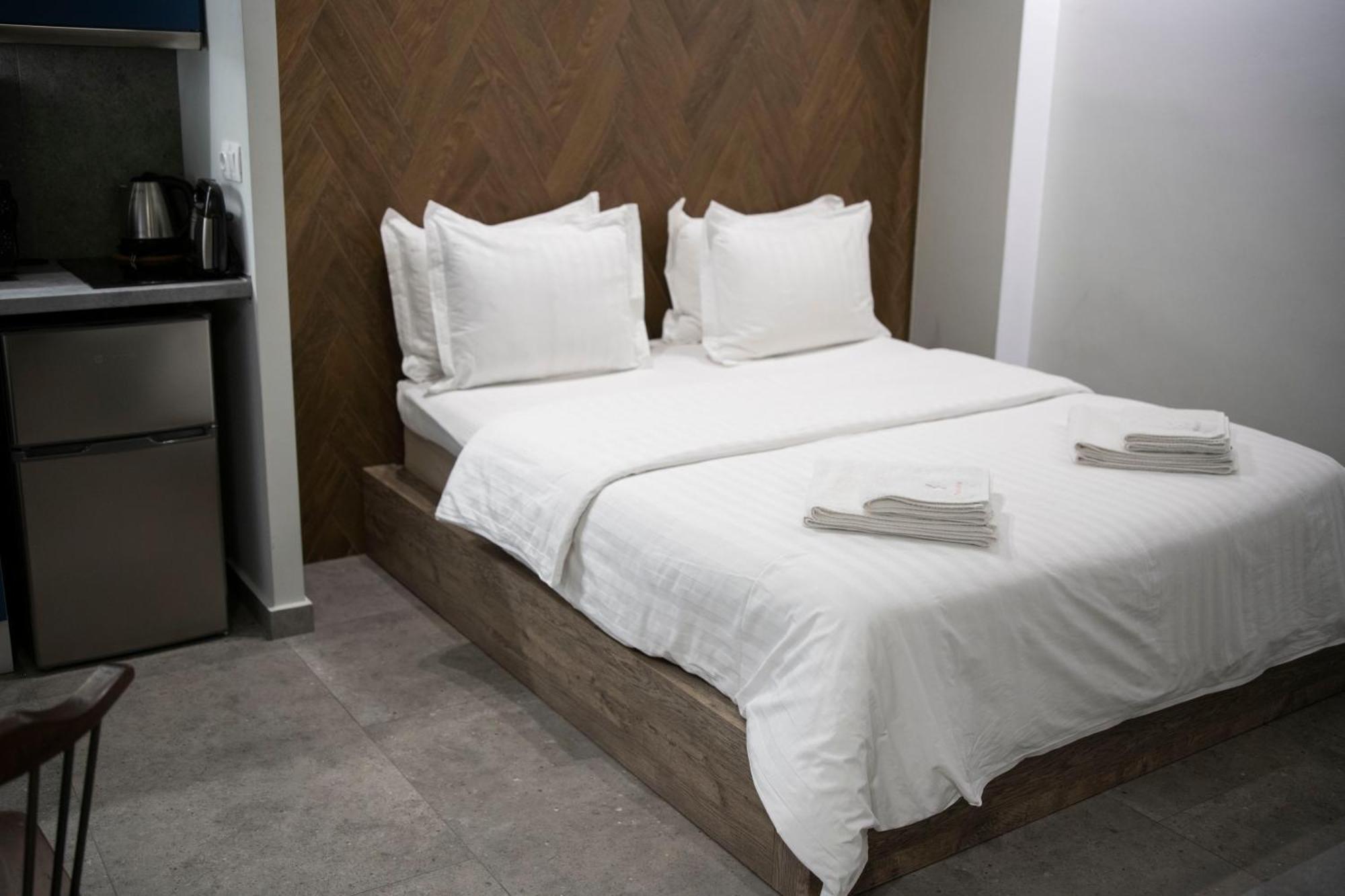 Rooster Suites Aten Exteriör bild